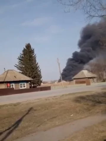 Фото: 20 человек тушили крупный пожар на производстве в Кузбассе 1