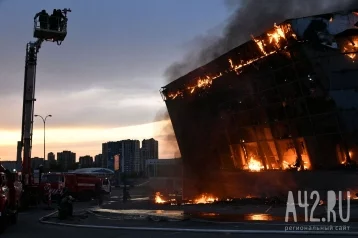 Фото: Из-за пожара в автосалоне движение в центре Кемерова ограничено 1