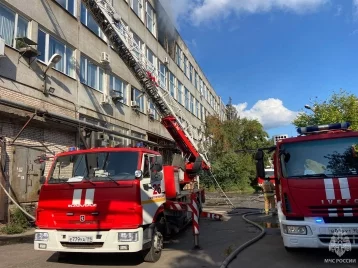 Фото: В МЧС показали кадры с места пожара в Невском районе Санкт-Петербурга 1