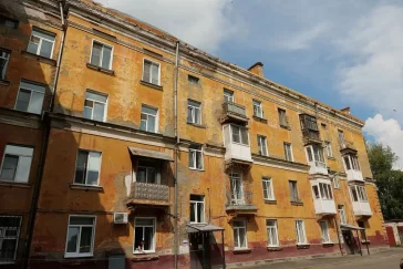 Фото: В Кемерове подрядчик разобрал крышу дома и бросил работу: жильцы возмущены 2