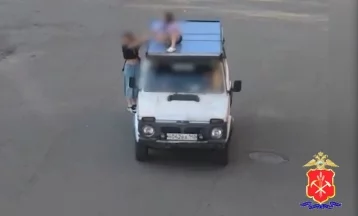 Фото: В Кузбассе 11-летний мальчик за рулём «Нивы» катал друзей на крыше машины 1