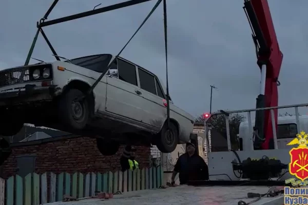 В Кузбассе подростки из-за карточного долга ездили с матерными надписями на машинах