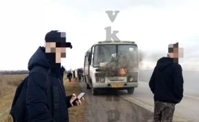 Горящий на кузбасской трассе автобус сняли на видео
