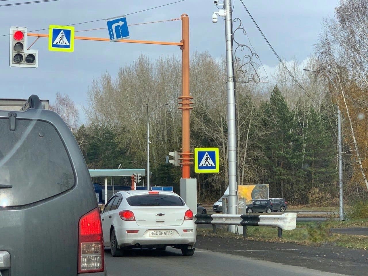 На въезде в Кемерово на проблемном перекрёстке отремонтировали светофор