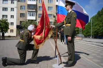 Фото: Юнармейцы в Кемерове попрощались со знаменем Поста №1 1