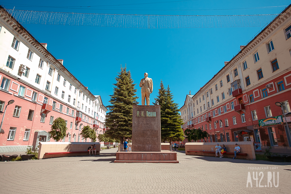 В Междуреченске водитель такси врезался в памятник Ленину