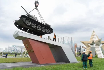 Фото: В Кемерове танк Т-34 вернули на постамент у кадетского училища 3