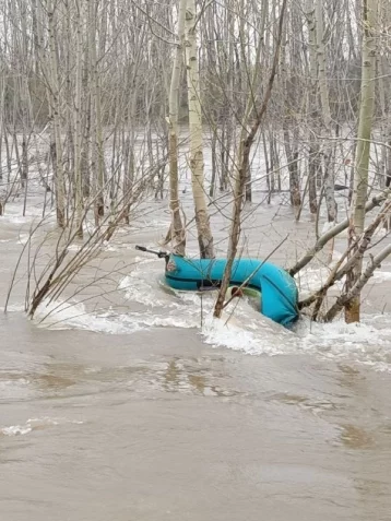 Фото: Мужчина перевернулся на лодке и упал в реку в Кузбассе 1