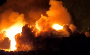 Фото: В Сети появилось видео крупного пожара в Кемерове, где пострадали 4 человека 1