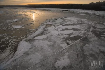 Фото: Река Кондома в Калтане после взрывных работ начала освобождаться от льда 1