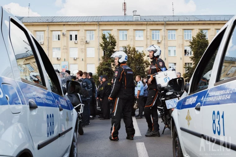 Фото: Росгвардия, ГИБДД и кинологи: 242 полицейских в центре Кемерова  25