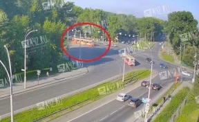 Момент схода трамвая с рельсов в Кемерове попал на видео