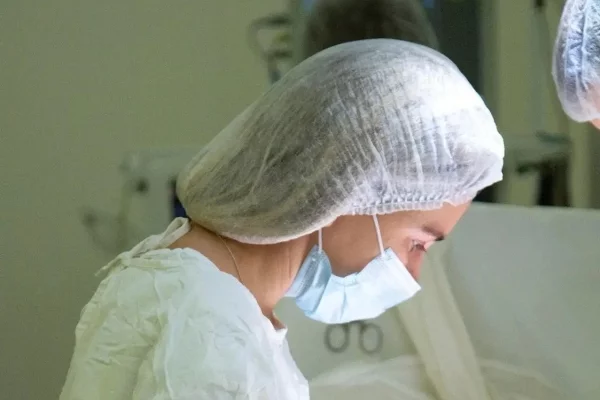 В Междуреченске врачи спасли 24-летнего мужчину, упавшего на металлический штырь