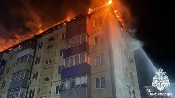 Фото: В Кузбассе загорелась кровля пятиэтажного дома 1