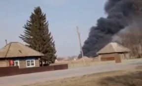 20 человек тушили крупный пожар на производстве в Кузбассе