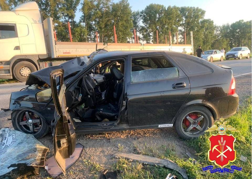 Один погиб, 4 с травмами: страшное лобовое столкновение двух машин произошло на кузбасской трассе