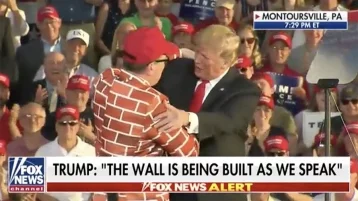 Фото: «Построй меня»: на выступление Трампа пришёл американец в костюме стены 1