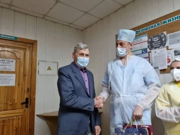 Фото: 83-летний кемеровчанин подарил 12 литров мёда со своей пасеки медикам ковидария 1