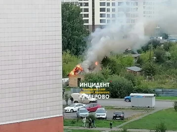 Фото: Пожар в частной постройке в Кемерове попал на видео 1