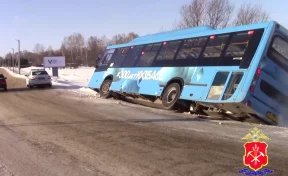 Автобус с 30 пассажирами вылетел в кювет в Кузбассе