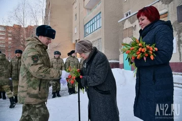 Фото: В Кемерове военный оркестр поздравил женщин-ветеранов с 8 Марта 1