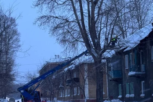 Крыша жилого дома частично обрушилась в Кемерове