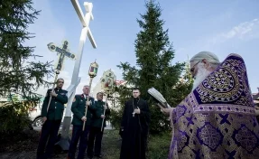 В кемеровской Лесной Поляне установили пятиметровый поклонный крест