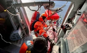 В Охотском море на вертолёте эвакуировали женщину-матроса