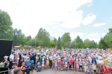 Фото: Более 500 кемеровчан спели гимн России на бульваре Строителей 7