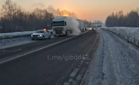 Кемеровские автоинспекторы помогли водителю замёрзшего грузовика на трассе Р-255