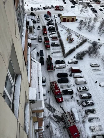 Фото: В Новокузнецке жильцы дома оказались заблокированы на 13 этаже из-за пожара 1