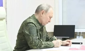 Путин в военной форме прибыл в пункт управления войсками в Курской области