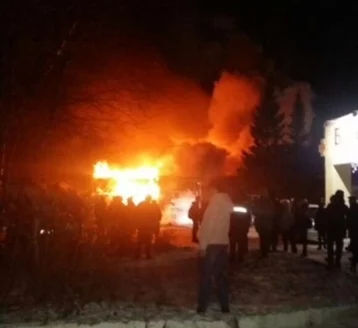 Фото: «Выбежали на улицу босиком»: в Кедровке сгорел жилой дом 1
