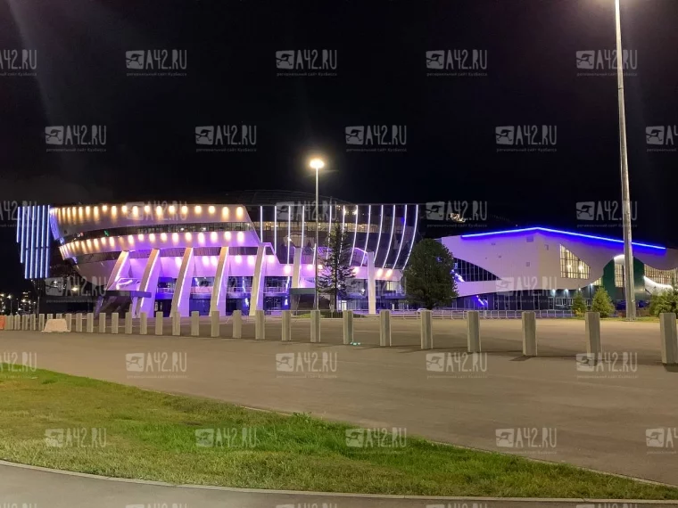 Фото: «Похоже на ёлку»: кемеровчан удивила подсветка спорткомплекса «Кузбасс-Арена» 2