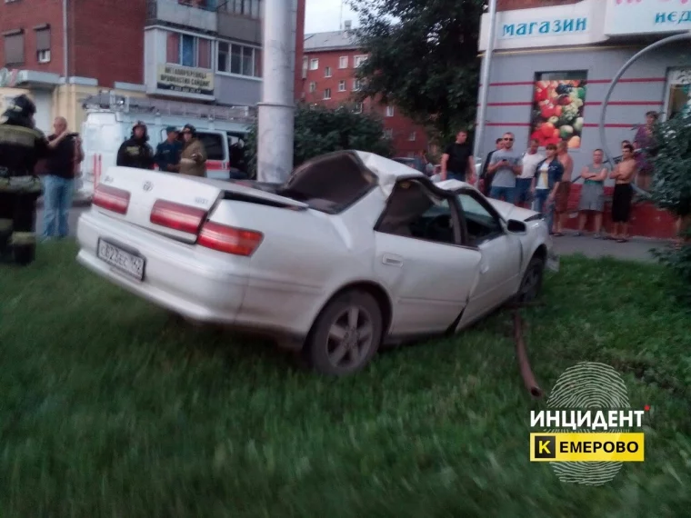 Фото: На Кузнецком проспекте в Кемерове водитель Toyota врезался в столб 2
