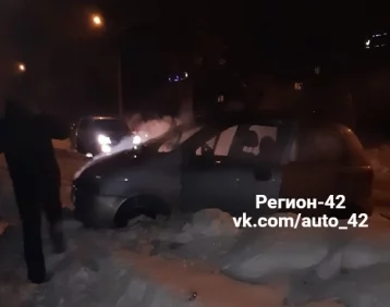 Фото: В Кировском районе Кемерова перевернулась иномарка 1