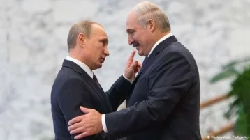 Фото: Лукашенко подарил Путину четыре мешка картошки и кусок сала 1