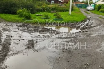 Фото: Кемеровчане просят отремонтировать разрушенную мусоровозом дорогу 1