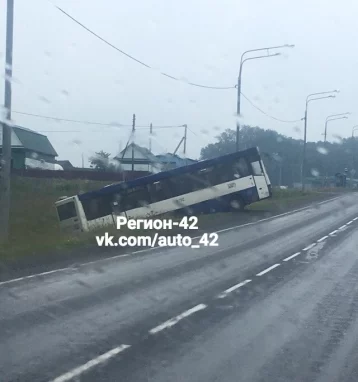 Фото: Рейсовый автобус попал в аварию на кузбасской трассе 1