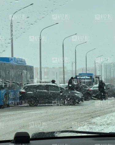 Пробка собирается на Кузбасском мосту в Кемерове из-за ДТП из трёх машин