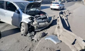 В Кемерове автомобиль врезался в дорожное ограждение на Кузнецком мосту: пострадали два человека