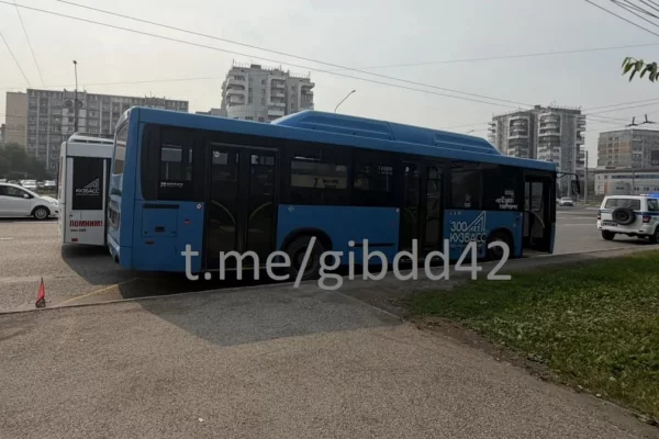 В Новокузнецке 71-летняя пассажирка автобуса упала и получила травму
