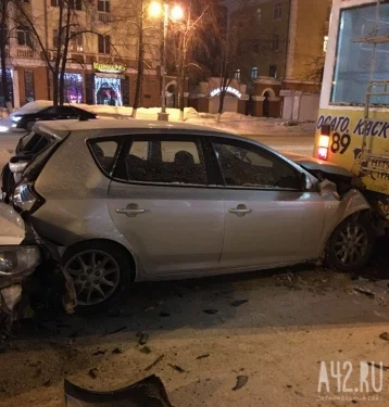 Фото: Очевидец: одна из машин-участниц ДТП в центре Кемерова может взорваться 1