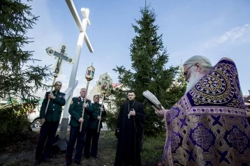 Фото: В кемеровской Лесной Поляне установили пятиметровый поклонный крест 1