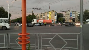 Фото: В Кемерове произошла серьёзная авария с участием мотоциклиста 1