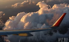 «Горит и падает»: странные следы от самолёта в небе встревожили кузбассовцев