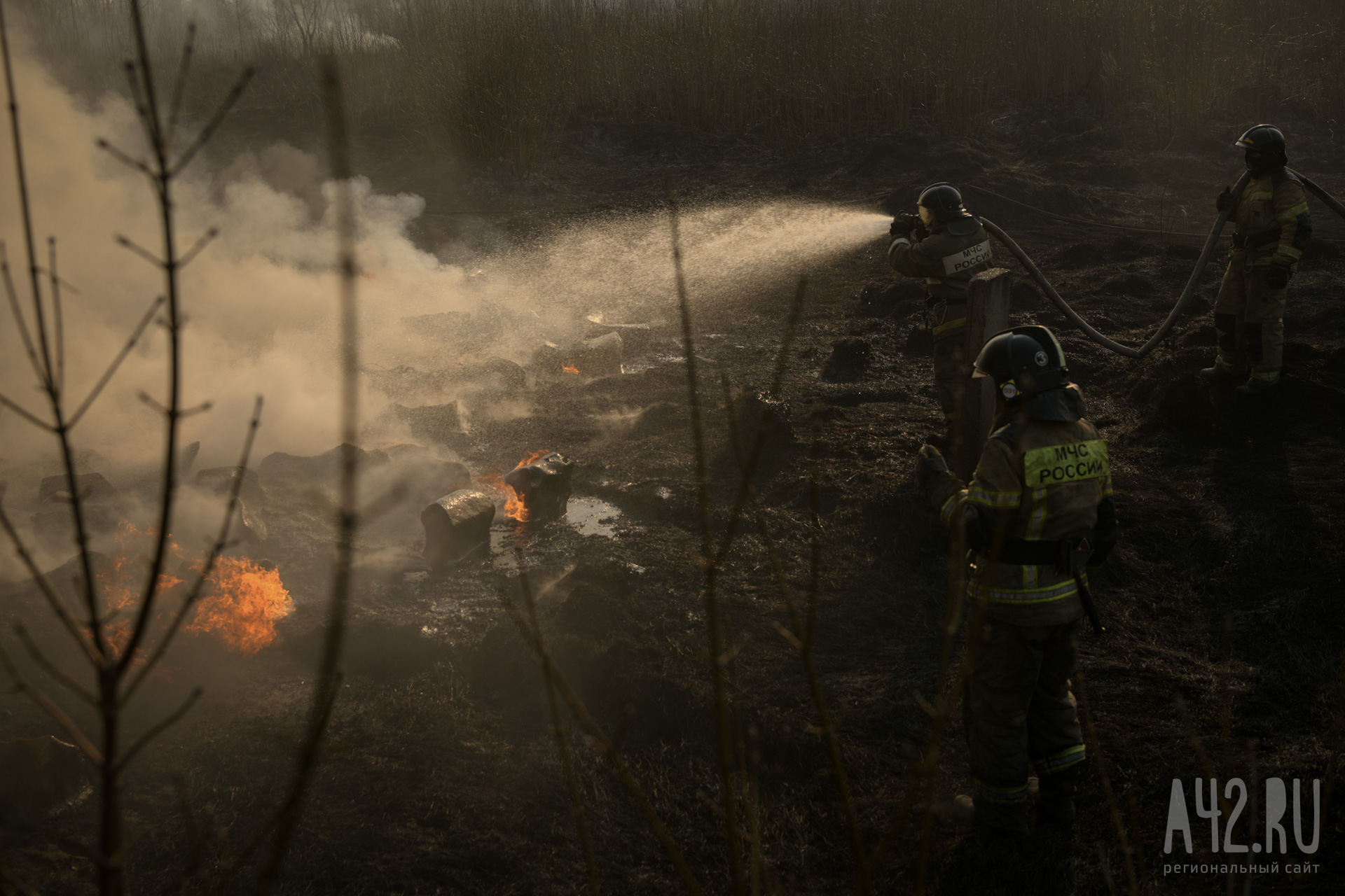 Пожар охватил более 20 домов в посёлке на Урале