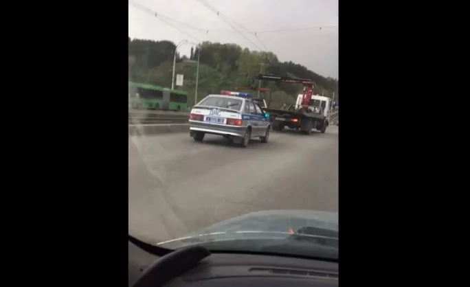 Фото: В Кемерове автомобиль заблокировал движение трамваев на Кузнецком мосту 3