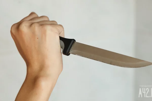 В Волгоградской области мужчина из ревности напал на таксиста с ножом