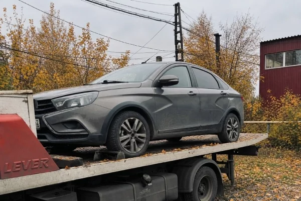 Ловят даже на парковке: в Кузбассе судебные приставы арестовали авто за долг в 1,3 млн рублей